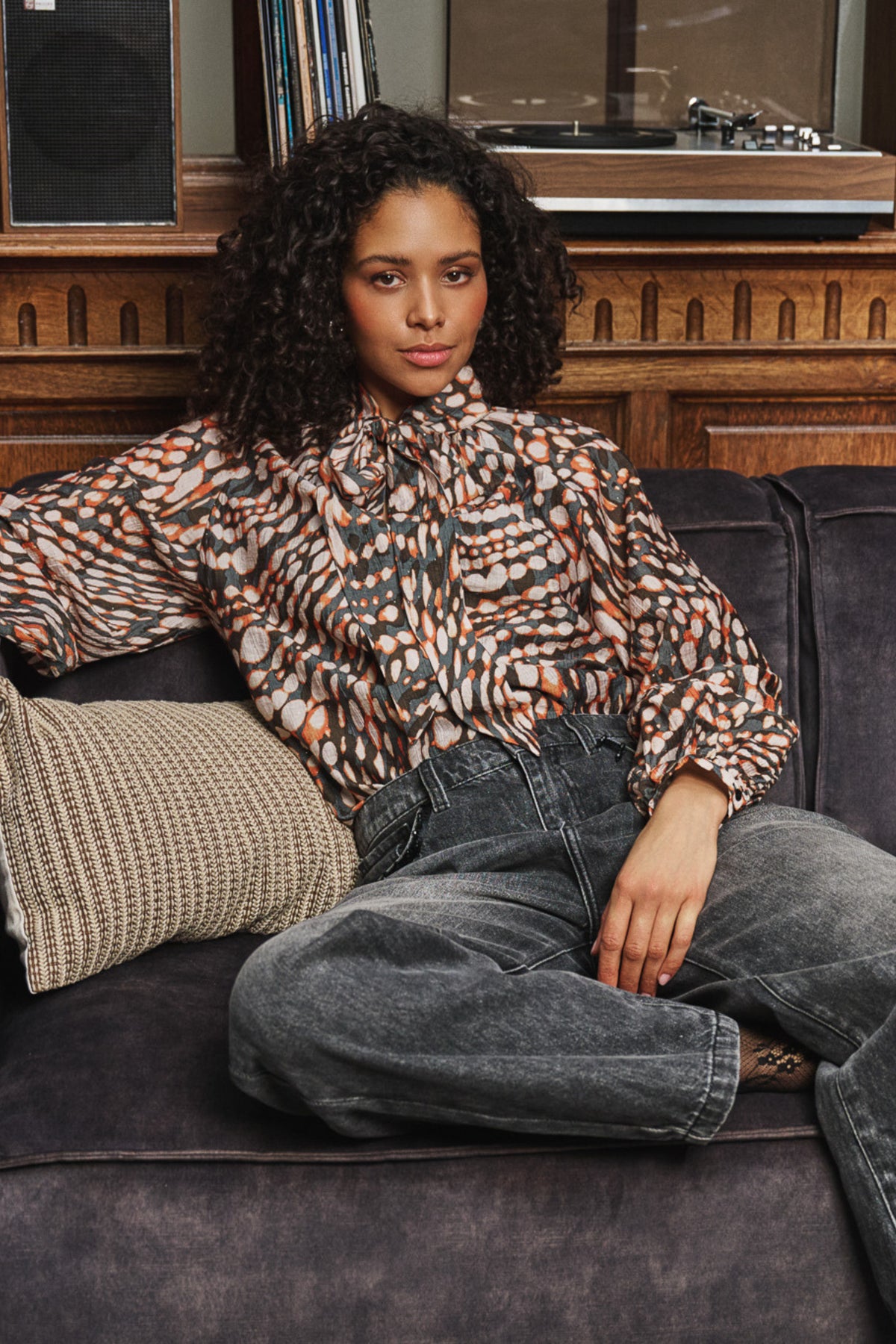 Elegante witte blouse van EsQualo met strikdetail en glinsterende stippen, geschikt voor chique en casual gelegenheden.