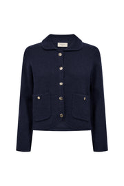 Navy blauwe blazer van Freequent, model Monique, met klassieke snit en knopen, gedragen door een model.