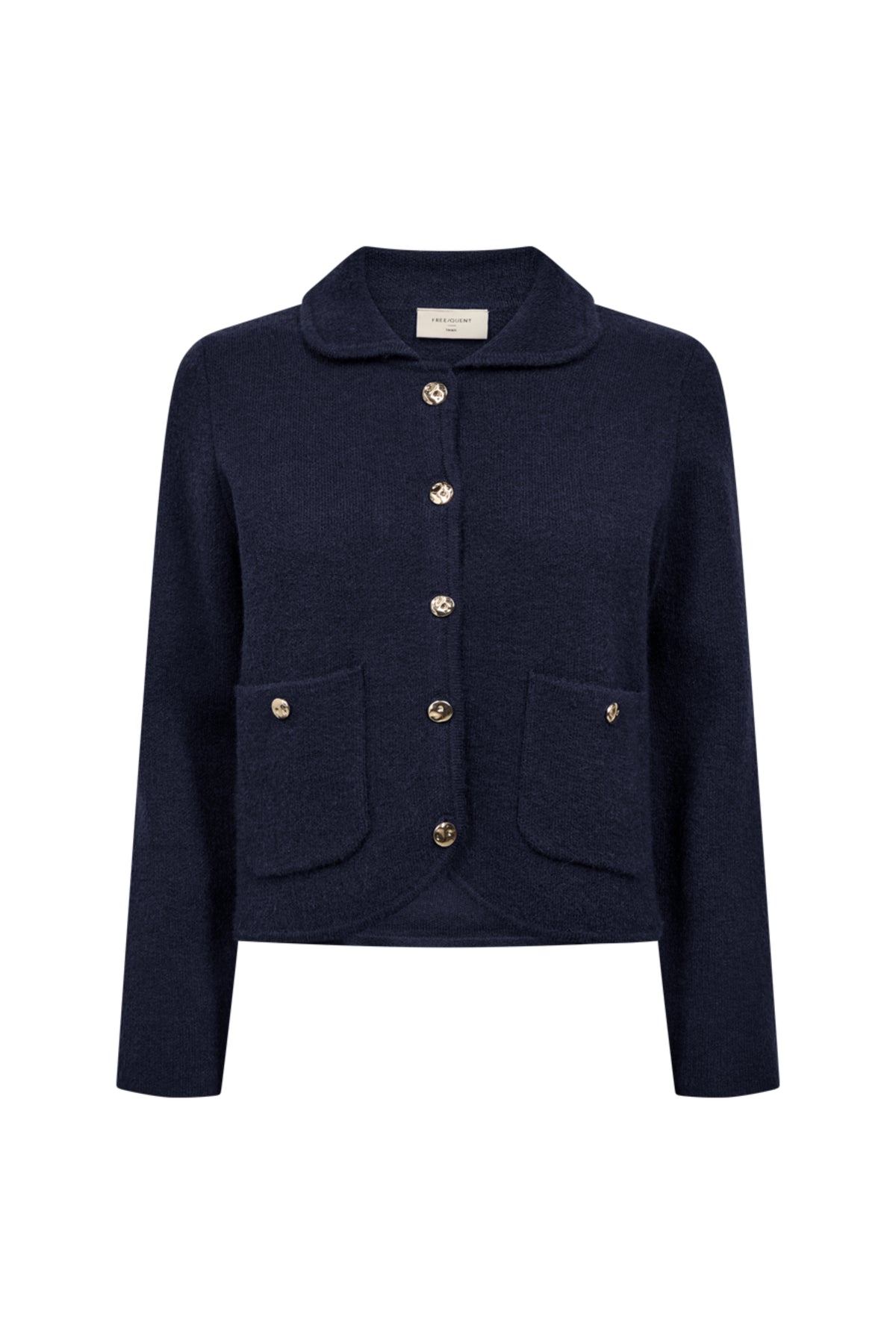Navy blauwe blazer van Freequent, model Monique, met klassieke snit en knopen, gedragen door een model.