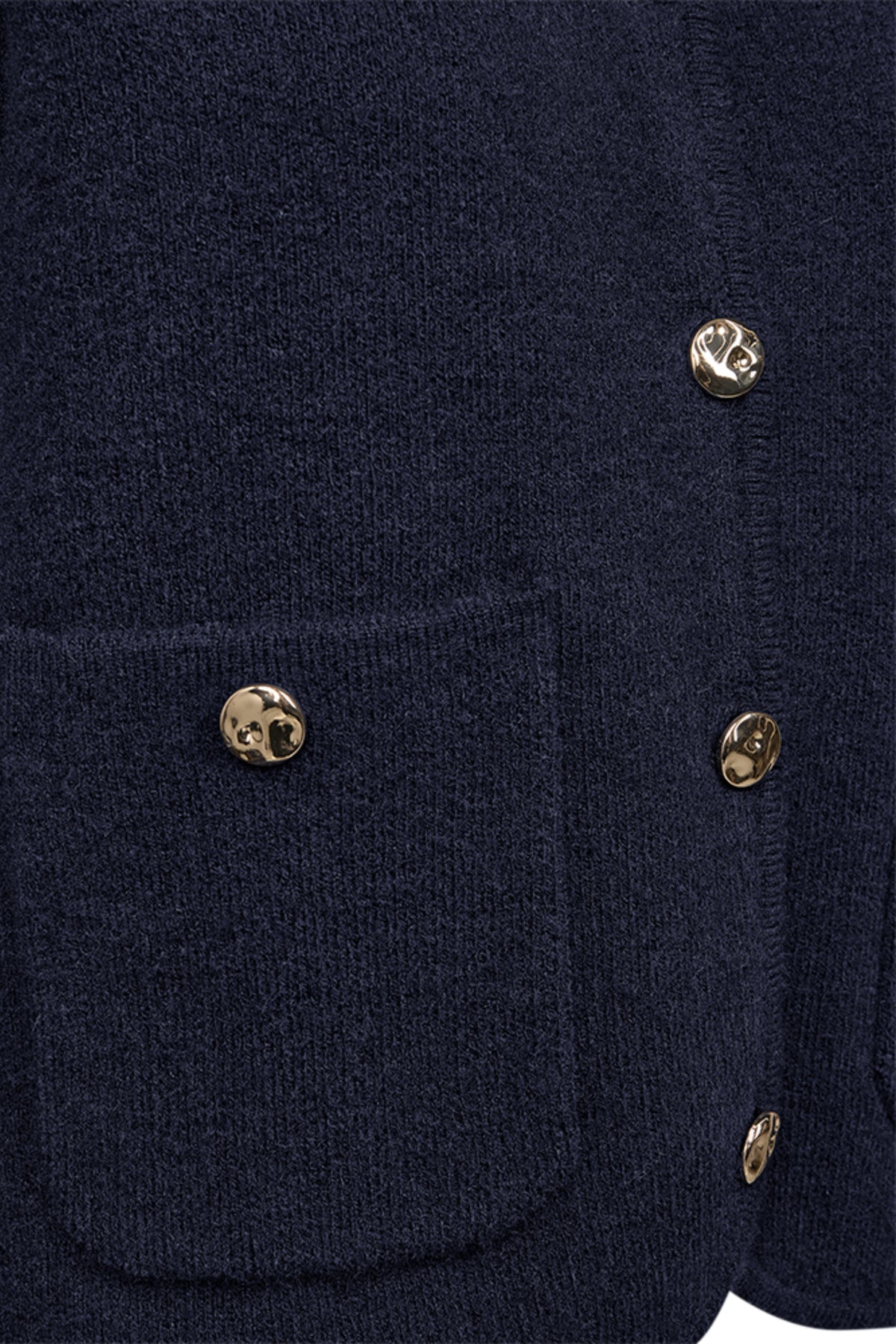 Navy blazer van Freequent met geknoopte voorkant en stijlvolle pasvorm, gedragen door een model.