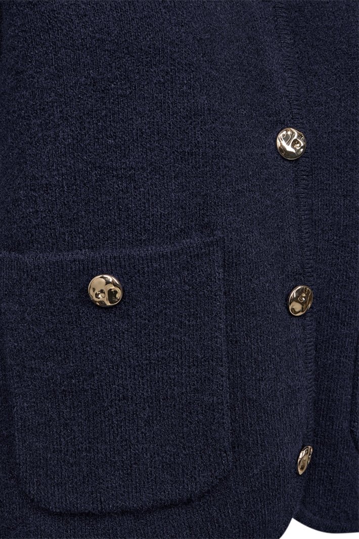 Navy blazer van Freequent met geknoopte voorkant en stijlvolle pasvorm, gedragen door een model.