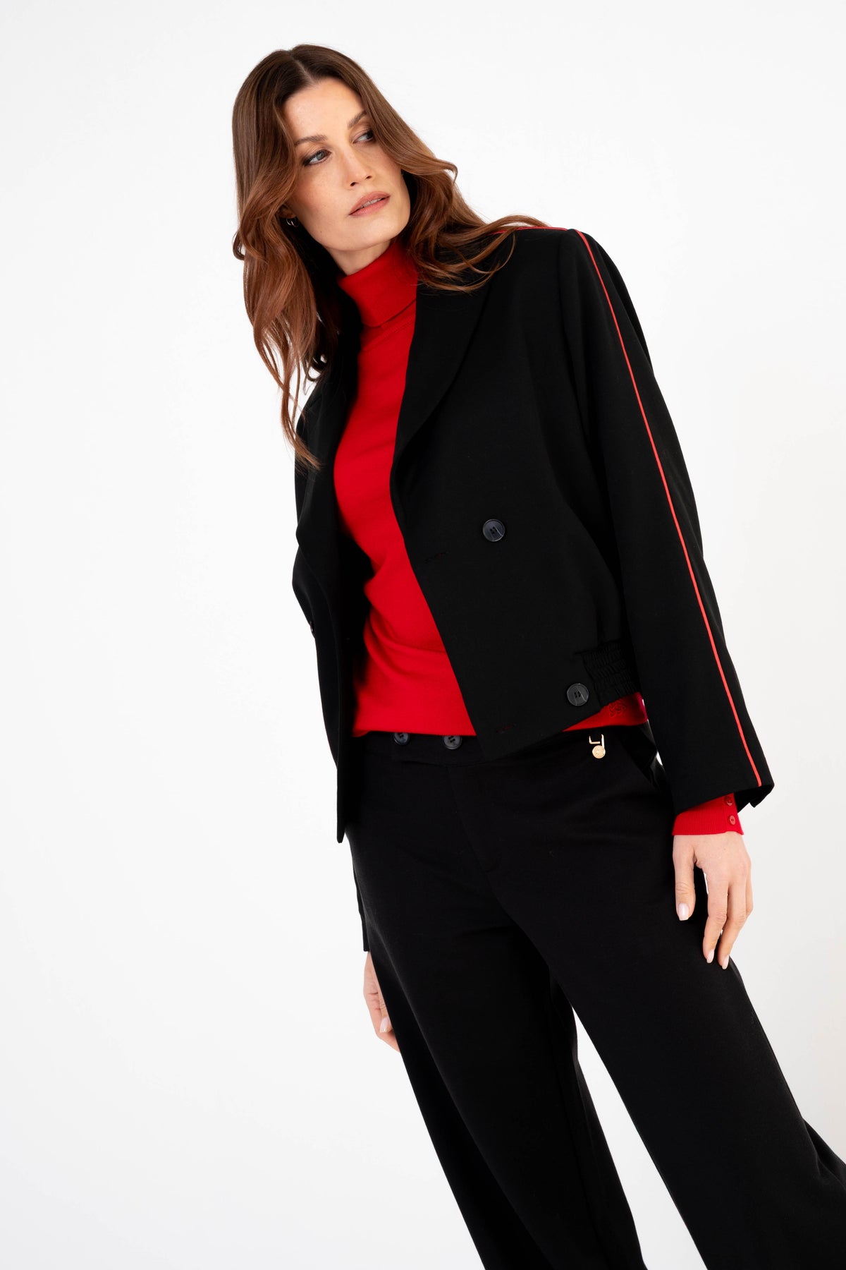 Zwarte blazer van Maicazz & Zizo, zichtbaar op een model met knoopsluiting en stijlvolle pasvorm.