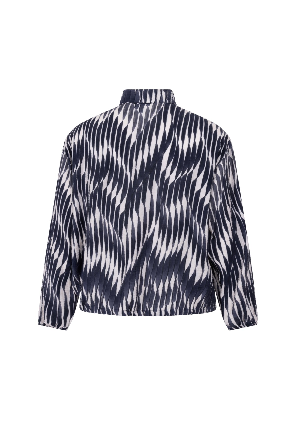 Blouse Nadia van Zoso in navy en offwhite, met elegante pasvorm en stijlvolle details, gedragen door een model.