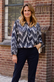 Zoso blouse Nadia Navy Offwhite, getailleerd model met lange mouwen en stijlvolle details, gedragen door een model.