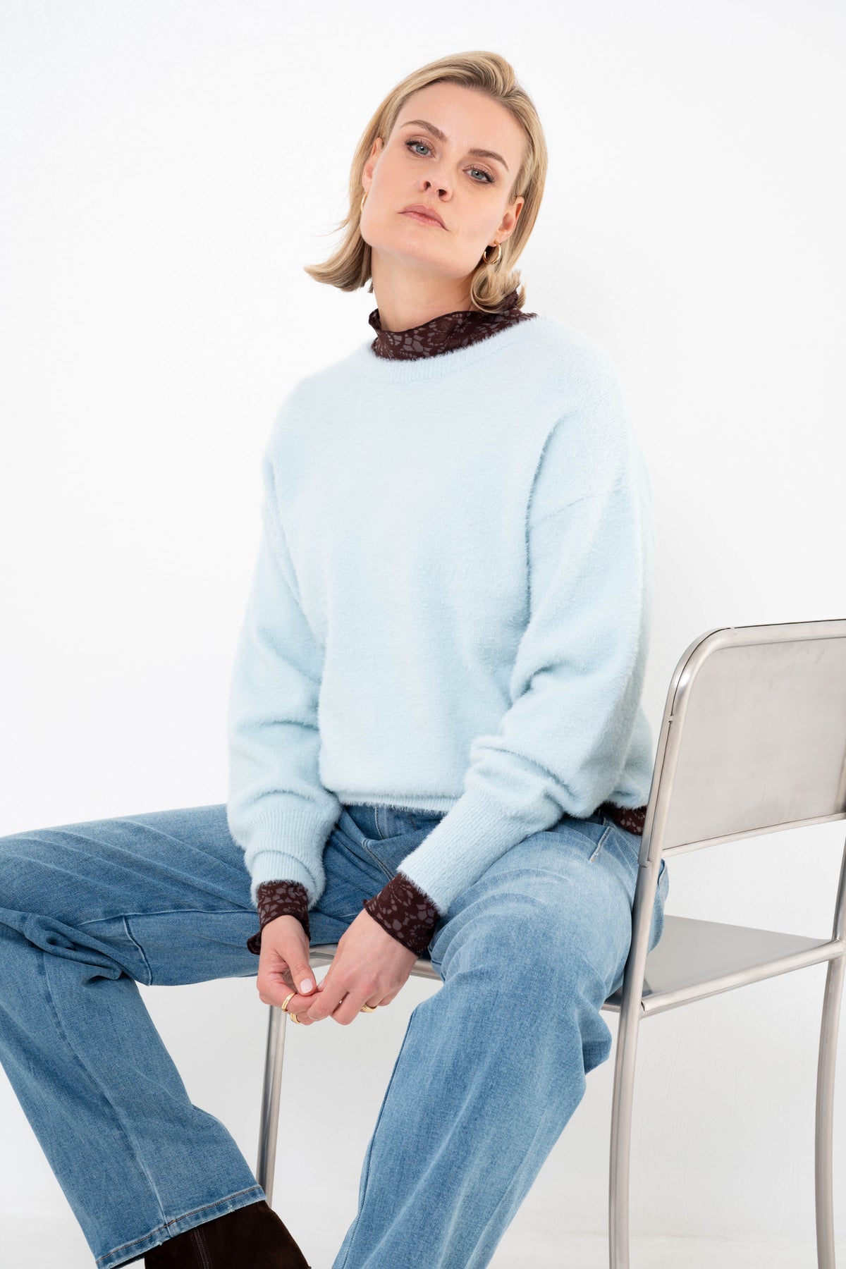 Lichtblauwe Zinesse Sweater van Maicazz & Zizo, getoond op een model, met comfortabele pasvorm en zachte stof.