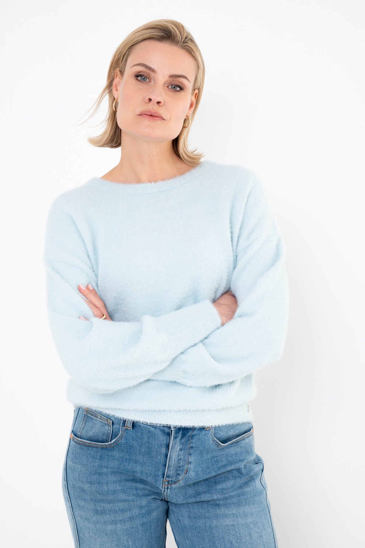 Lichtblauwe Maicazz & Zizo Sweater Zinesse met ronde hals en zachte stof, gedragen door een model.