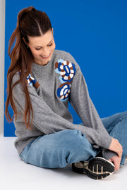 Grijze Maicazz & Zizo sweater Zinette met ronde hals en comfortabele fit, gedragen door een model.