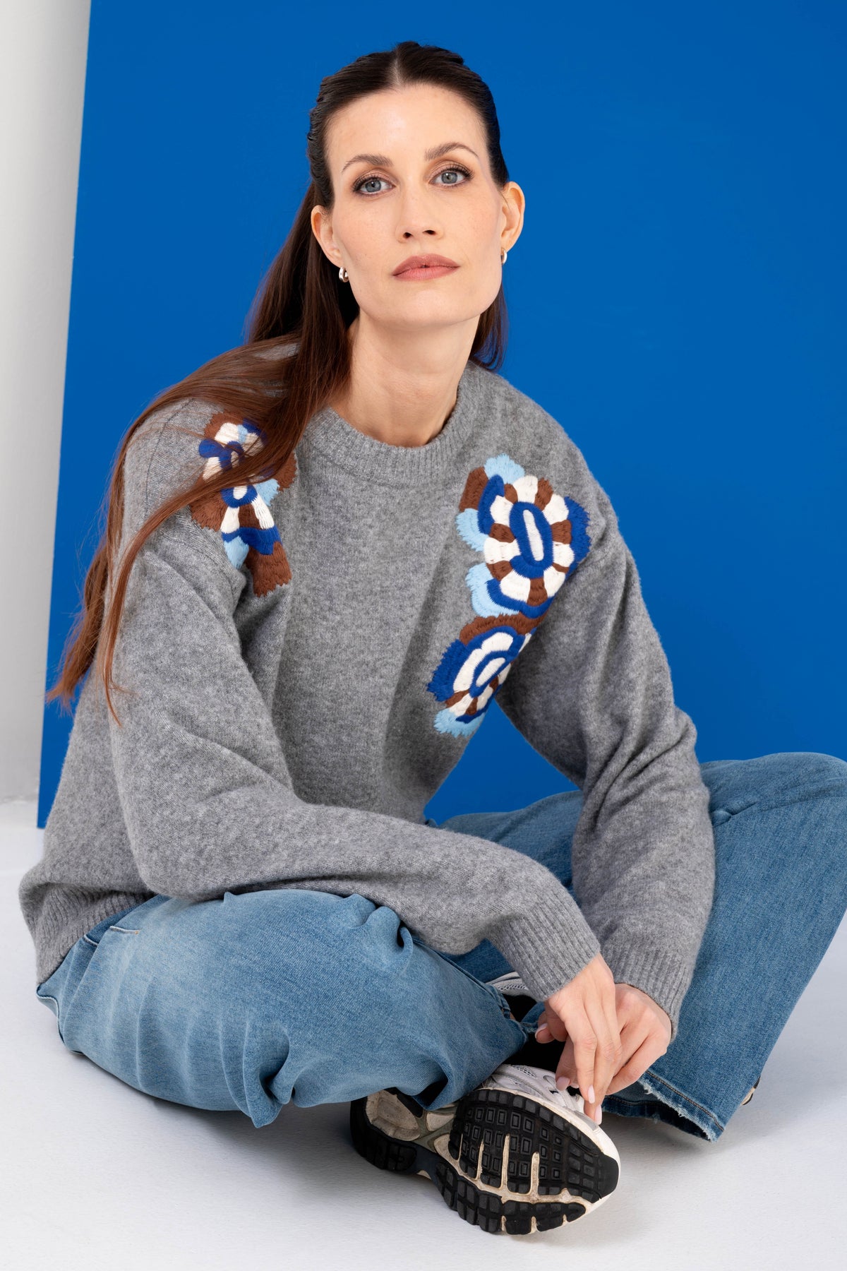 Grijze Maicazz & Zizo Sweater Zinette, zachte knit met ronde hals en lange mouwen, gedragen door een model.