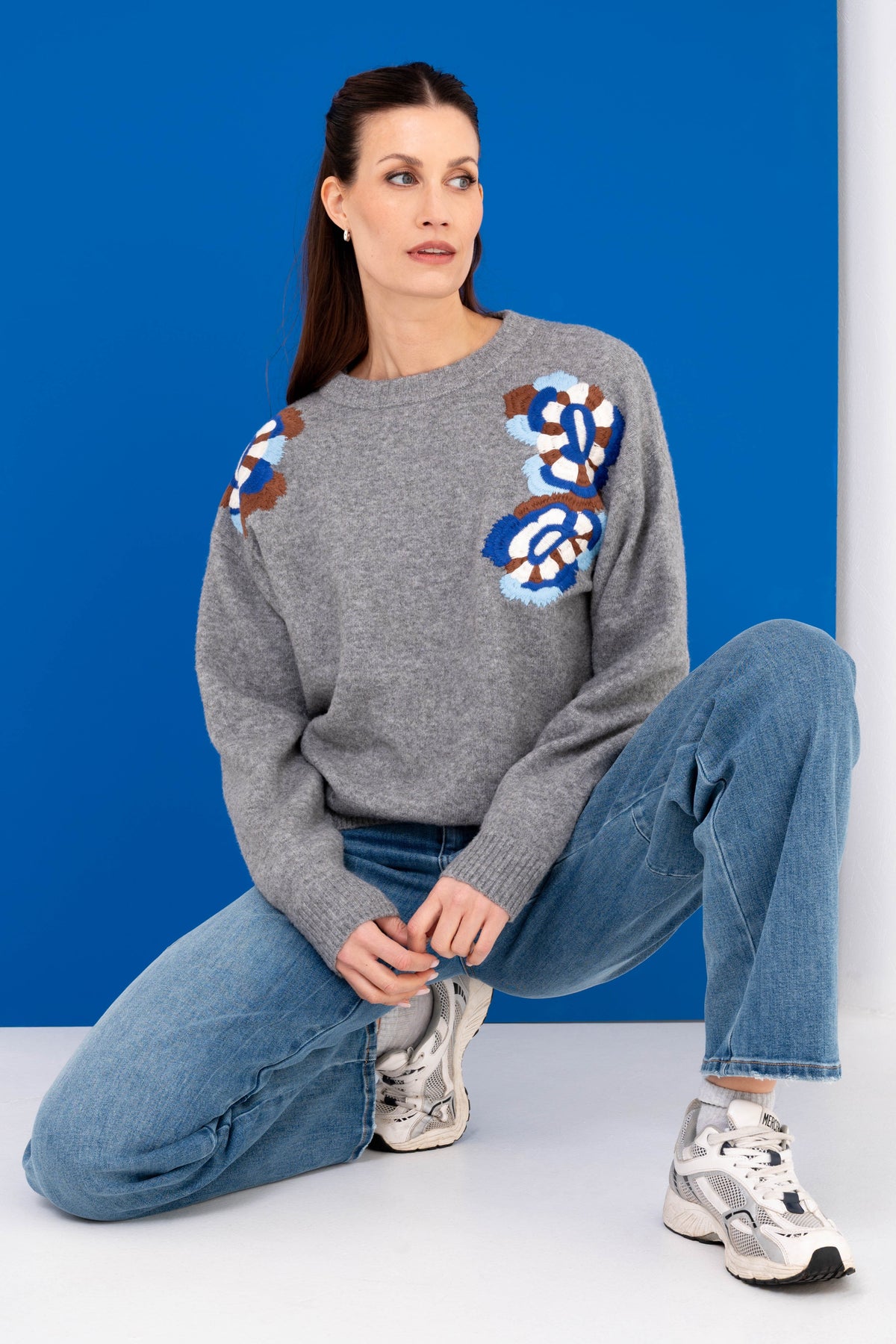 Grijze Maicazz & Zizo Sweater Zinette, zachte stof en comfortabele pasvorm, zichtbaar op model