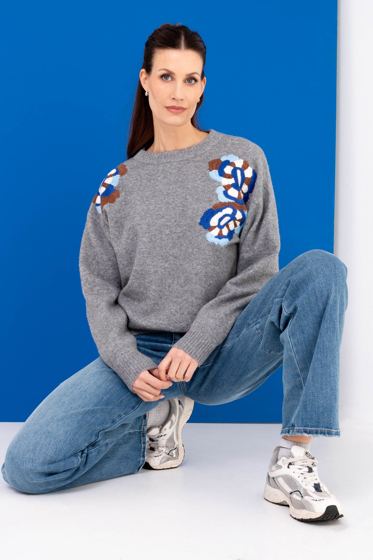 Grijze Maicazz & Zizo Sweater Zinette, dikke katoenen trui met ronde hals en comfortabele pasvorm, gelegen op een houten achtergrond.