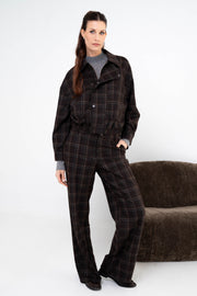 Bruine broek met ruitpatroon van Maicazz & Zizo, model Calla, gedragen door een model, close-up van de stof en pasvorm