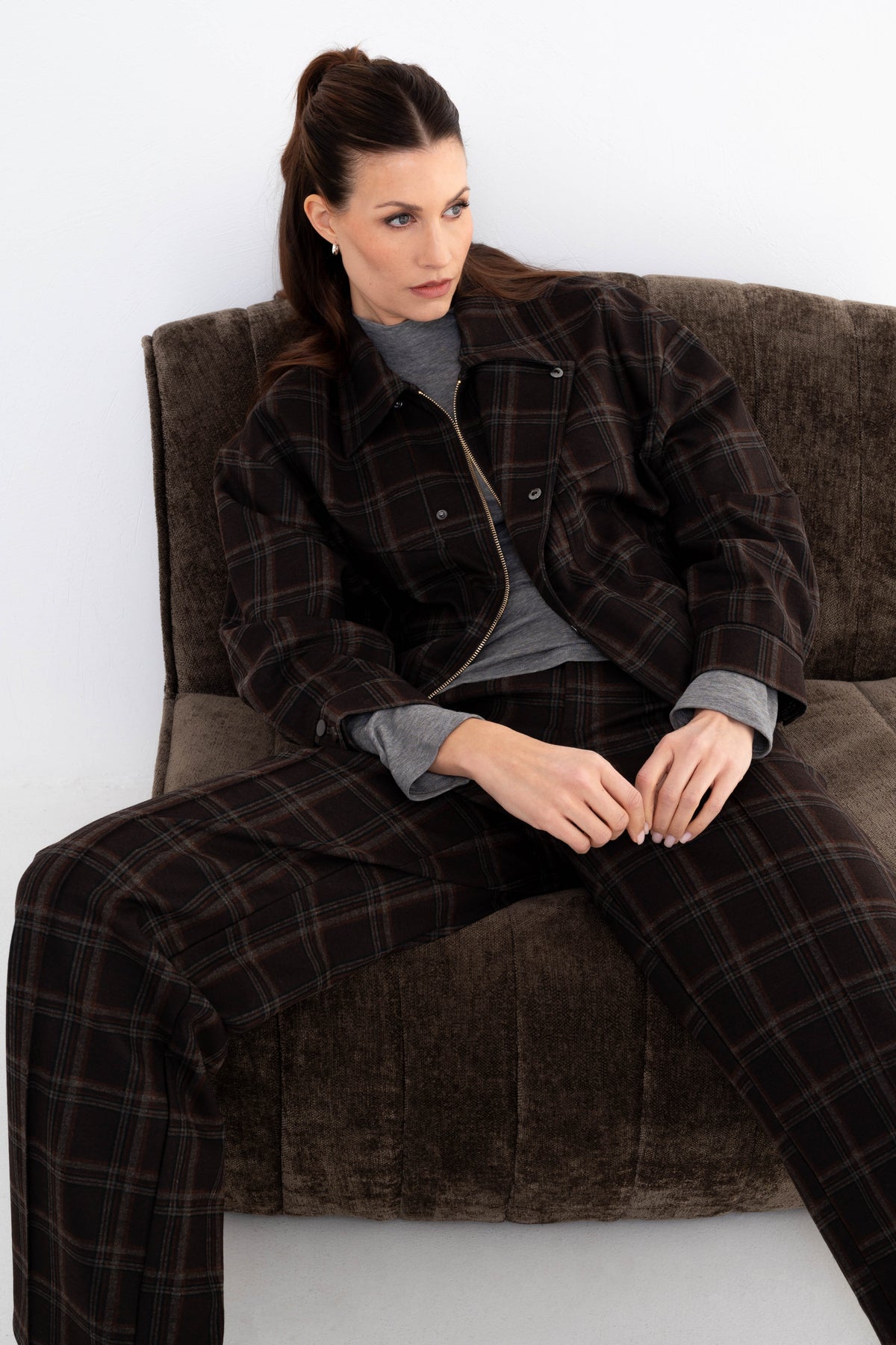 Bruine broek met ruitpatroon van Maicazz & Zizo, getoond op een model met passende styling.