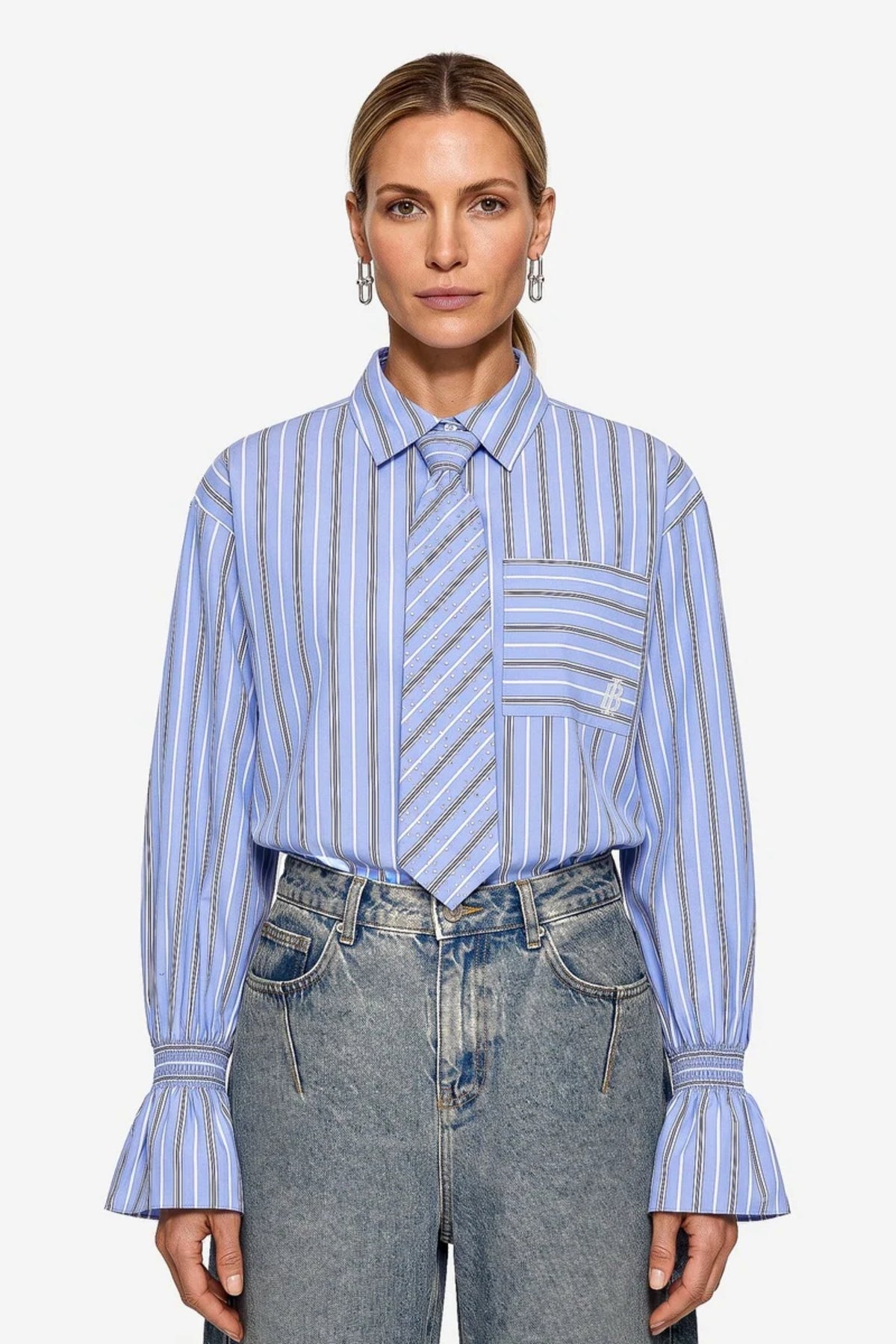 Blouse Talya Tie in blauw van Ibana, elegante kantoorblouse met strikdetail en comfortabele pasvorm, gedragen door een model.