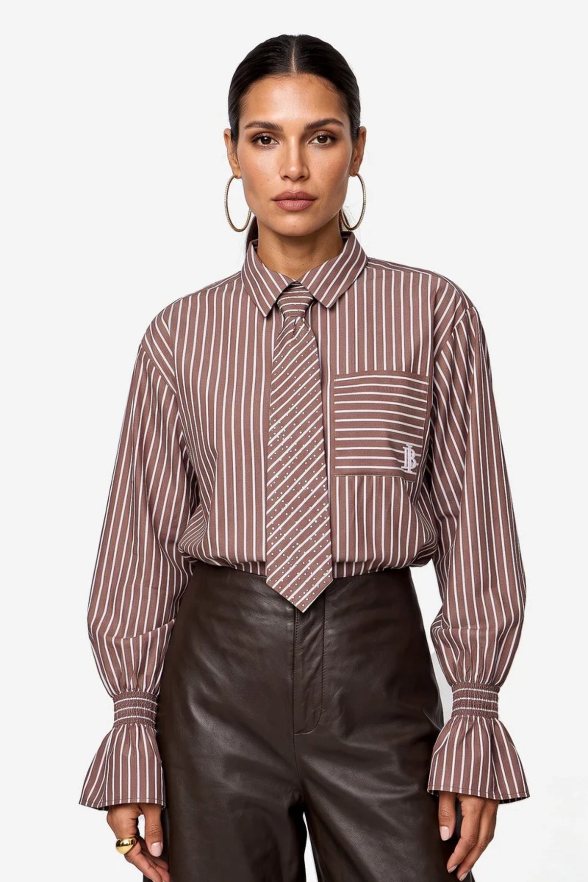 Bruine blouse Talya Tie van Ibana, getoond met kraag en knoopsluiting, ideaal voor kantoor- of zakelijke outfits.