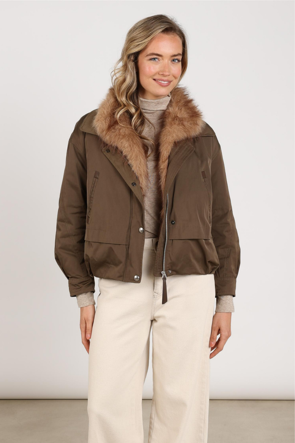 Nukus Jacket Paula Moss NKF12013, stijlvolle groene jas met capuchon en ritssluiting, gedragen door een model.