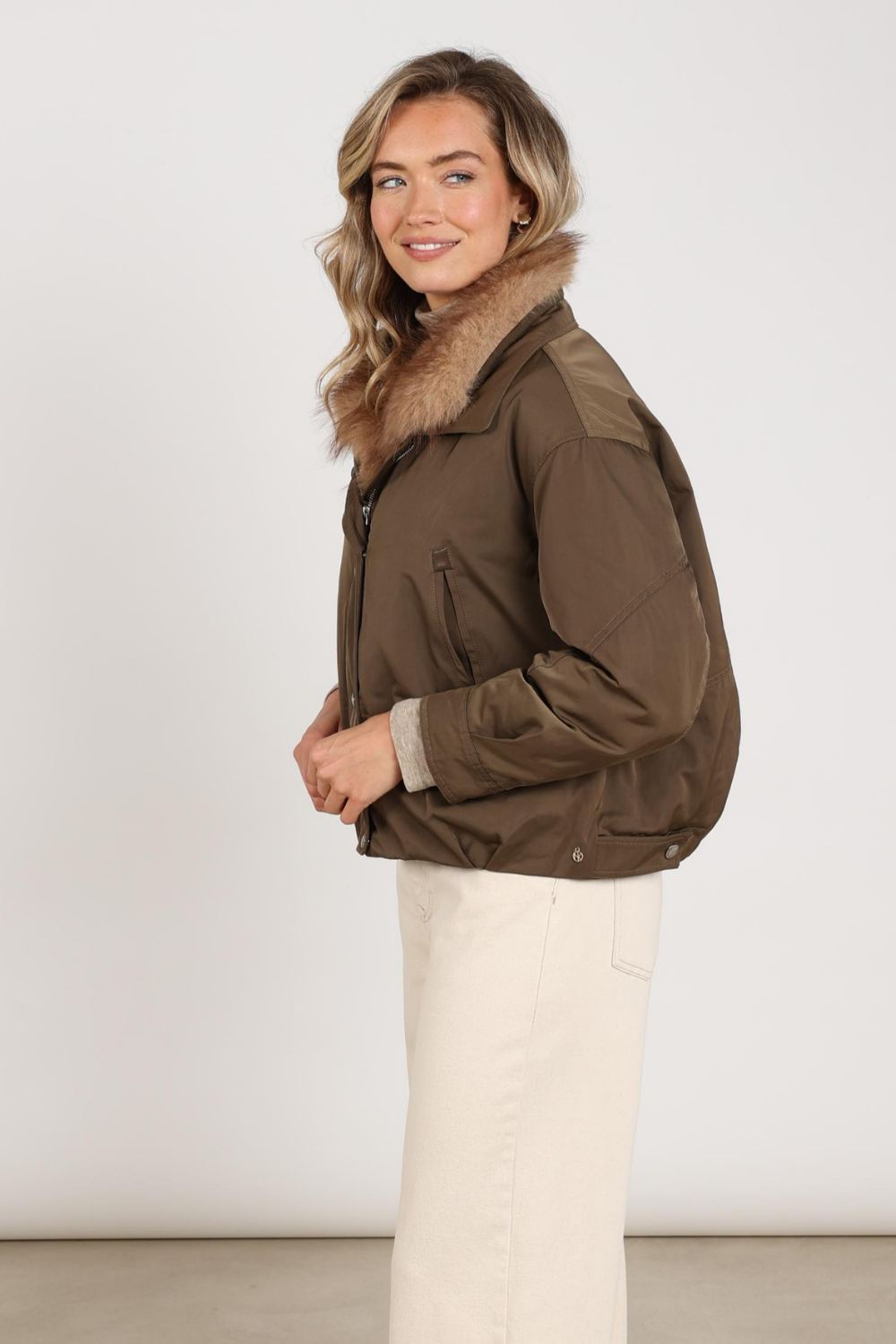 Nukus jacket Paula Moss NKF12013, stijlvolle groene jas met capuchon en ritssluiting, gedragen door model.