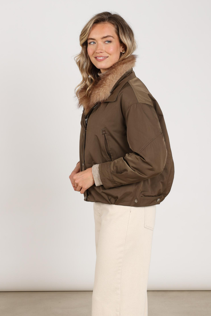 Nukus jacket Paula Moss NKF12013, stijlvolle groene jas met capuchon en ritssluiting, gedragen door model.