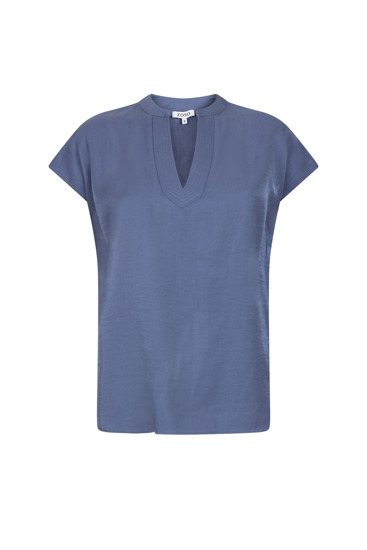 Blouse Josine Blue van Zoso, lichtblauwe damesblouse met stijlvolle pasvorm en elegante uitstraling, zichtbaar op de afbeelding.