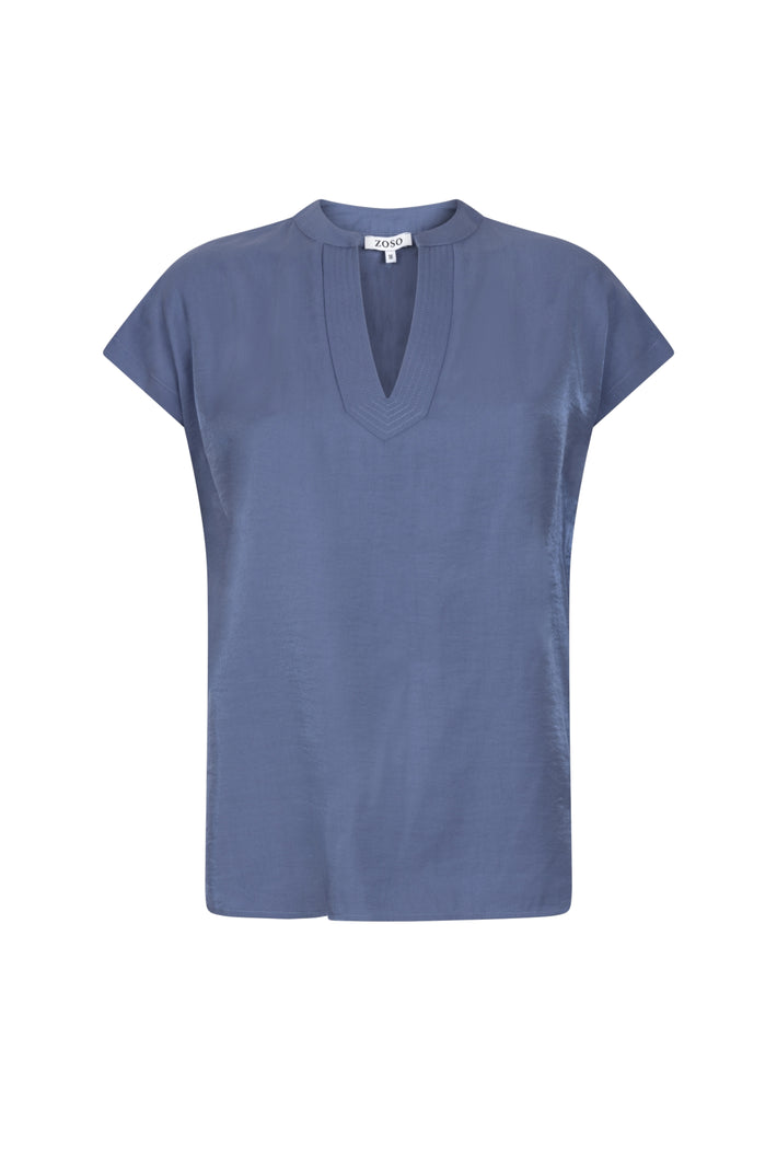 Blouse Josine Blue van Zoso, lichtblauwe damesblouse met stijlvolle pasvorm en elegante uitstraling, zichtbaar op de afbeelding.