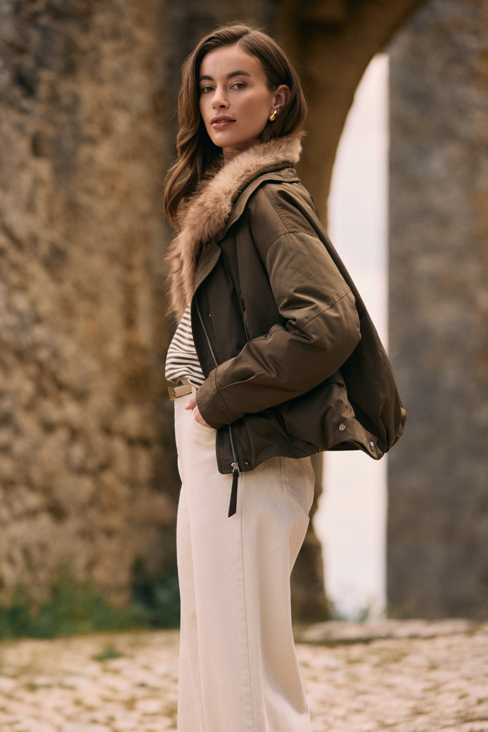 Nukus Jacket Paula Moss NKF12013, lichtgroene damesjas met ritssluiting en capuchon, gedragen door een model.