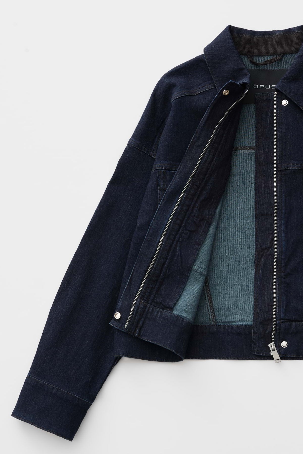 Opus Hollins Rinsed Blue jas met capuchon en ritssluiting, casual outdoor jacket, zichtbaar in de afbeelding.