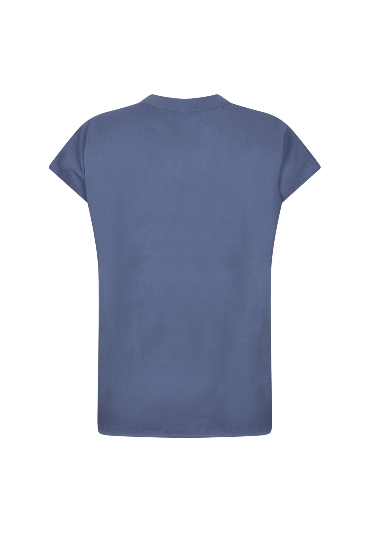 Blouse Josine Blue van Zoso, lichtblauw met elegante snit, gedragen door een model, zichtbaar in de afbeelding.