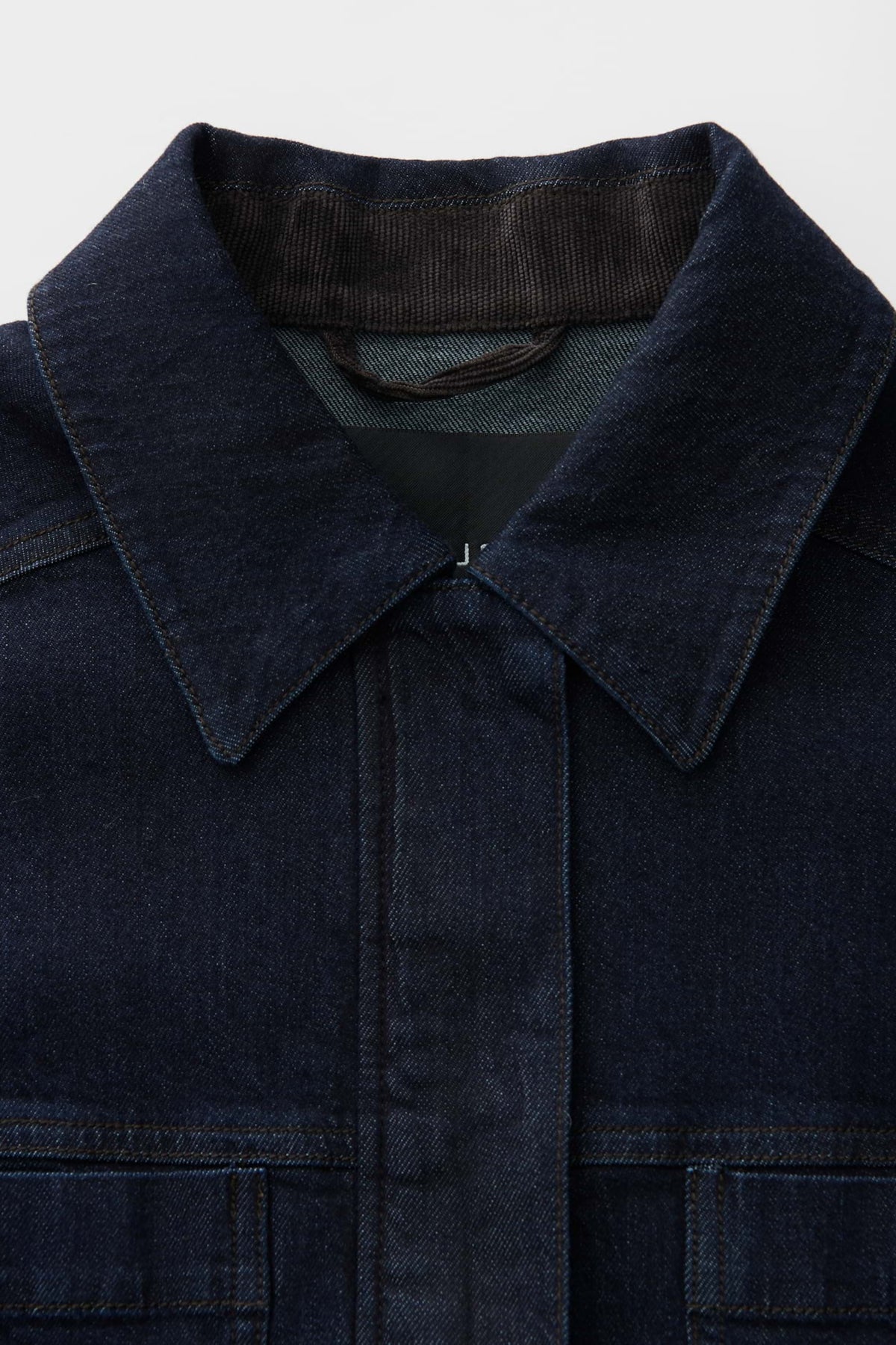 Opus Hollins Rinsed Blue jas voor dames, blauwe waterdichte jas met capuchon en ritssluiting, geschikt voor buitenactiviteiten.