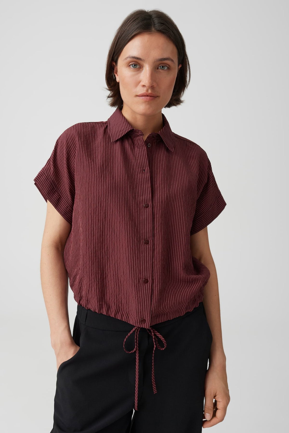 Blouse Flaneta Cherry Jam van Opus met rood en zwart bloemendessin, korte mouwen en losse pasvorm.