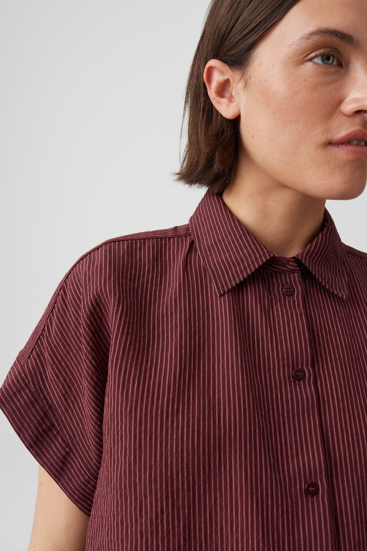 Lichte roze blouse Flaneta Cherry Jam van Opus met lange mouwen en ronde hals, hangend aan een kledinghanger.