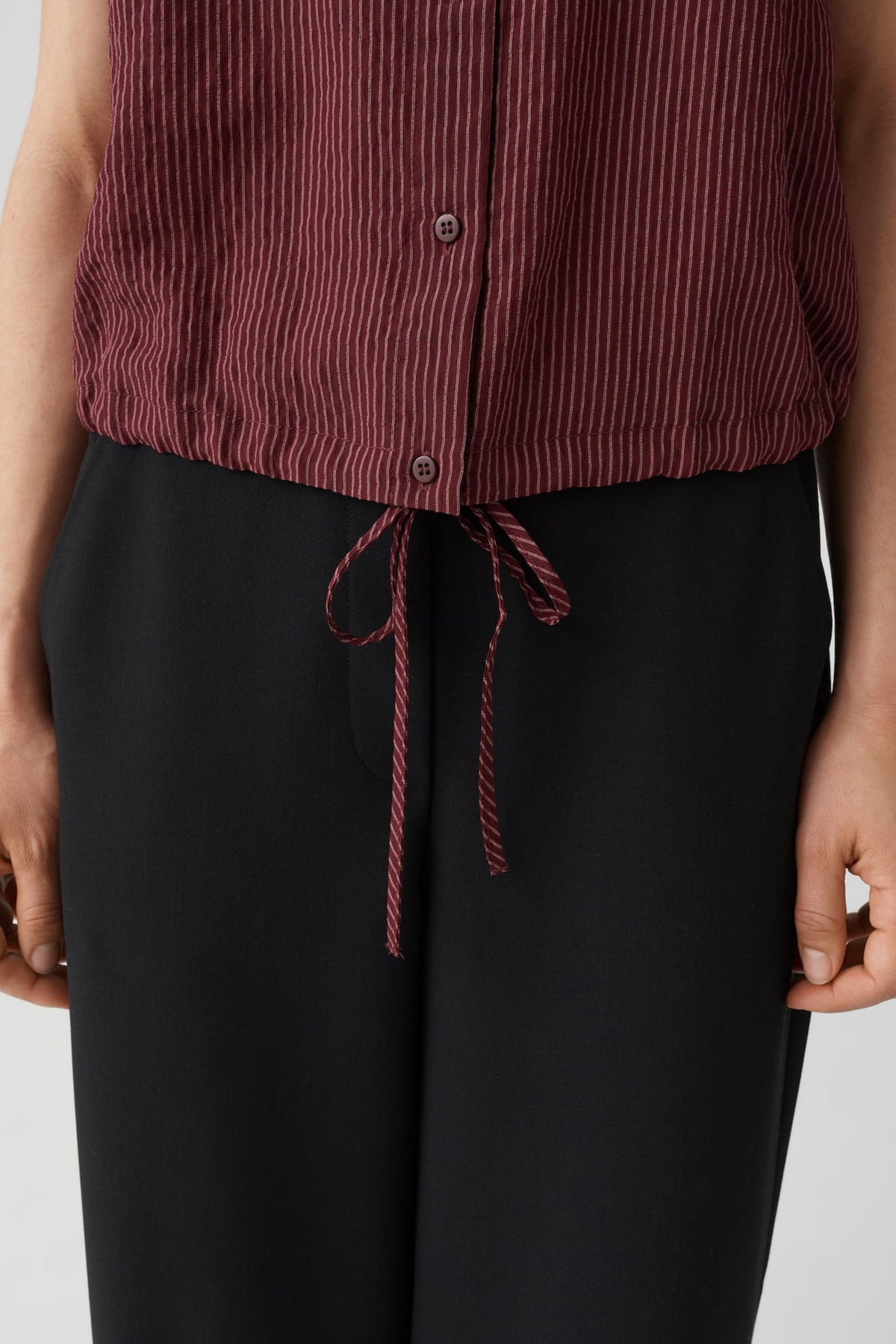 Blouse Flaneta Cherry Jam van Opus, damesblouse met kleurrijk cherry patroon, zachte stof en elegante pasvorm.