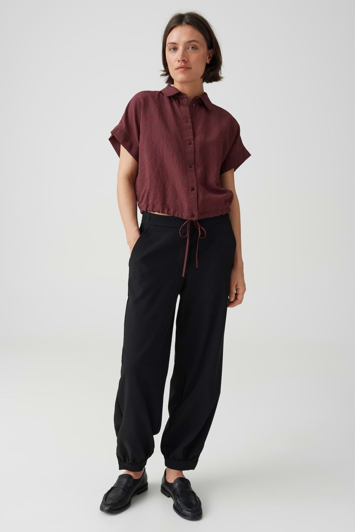 Blouse Flaneta Cherry Jam van Opus met rode bloemendessin en zachte stof, getoond op een model.