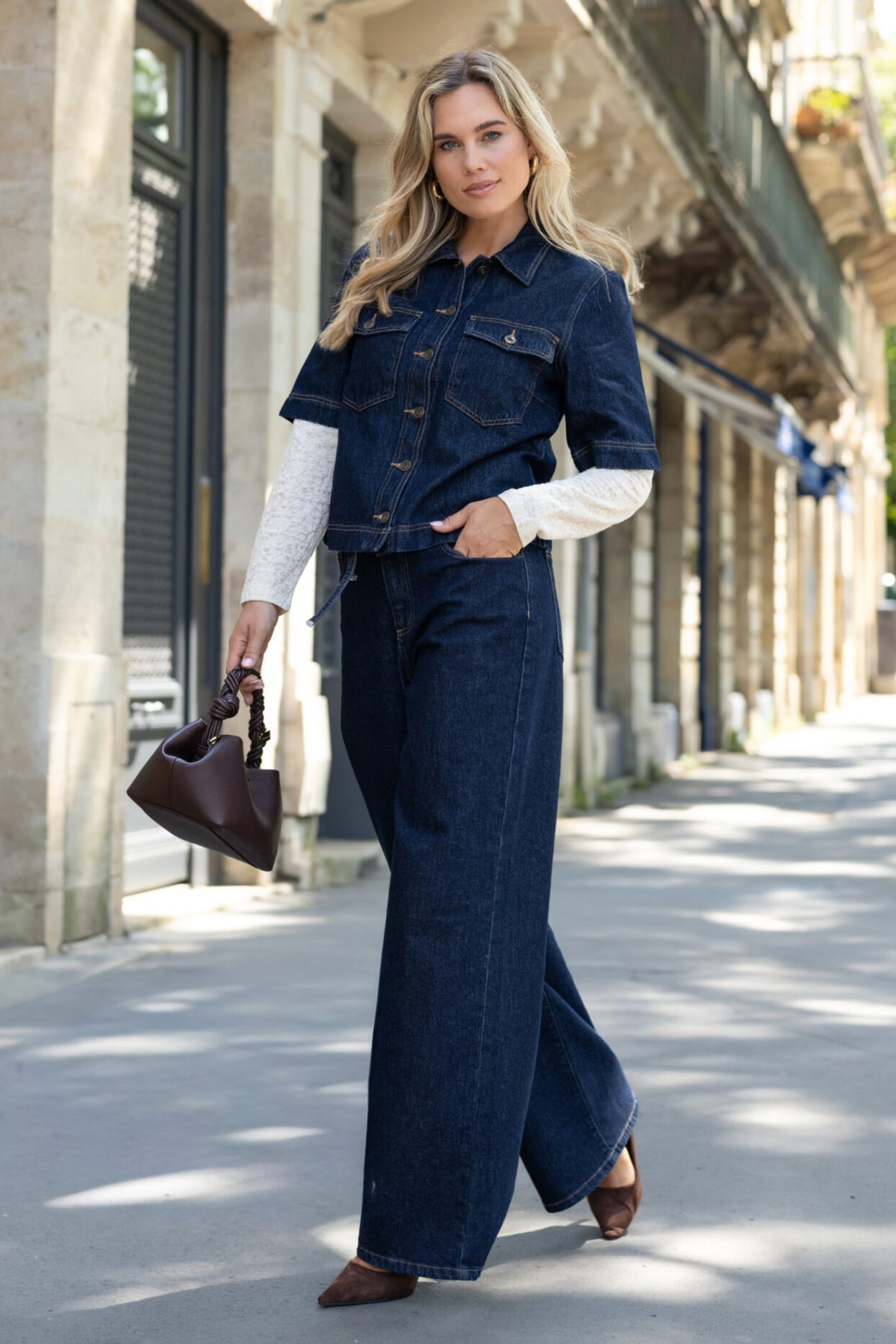 Donkerblauwe denim broek van Elvira Casuals Deluna Nightfall met rechte snit en subtiele details op de achterkant.