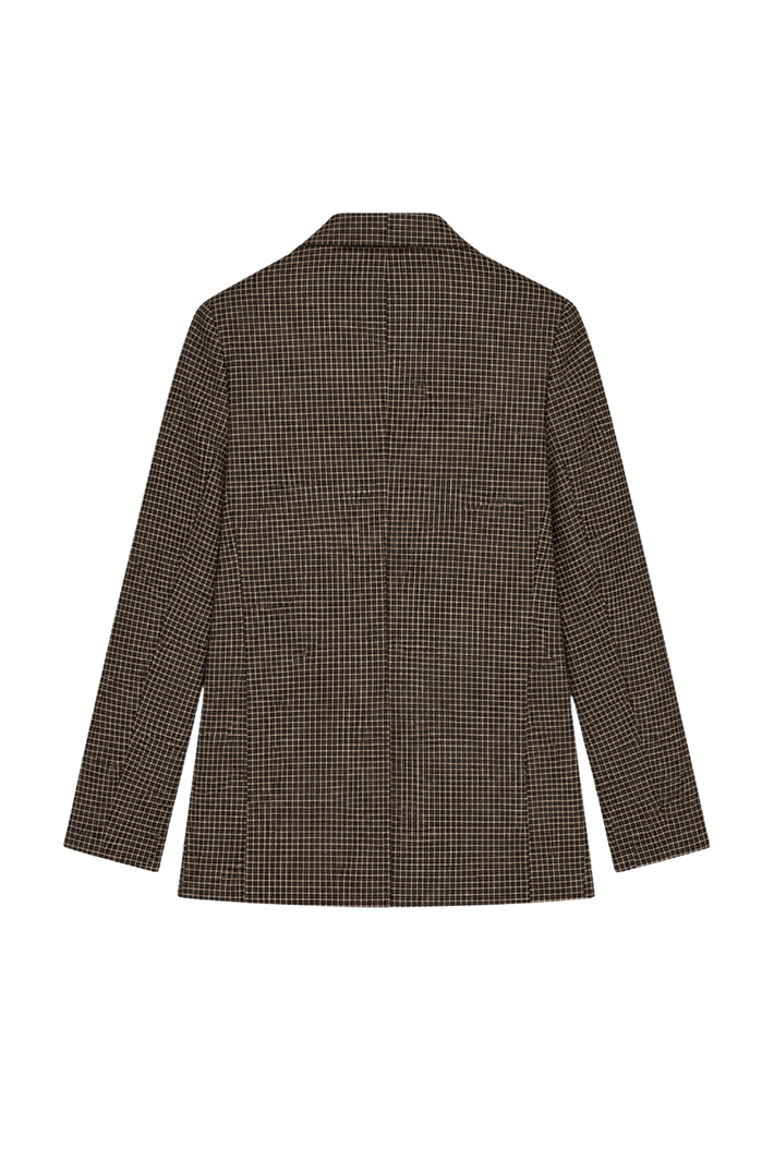 Donkerbruine check blazer Kaylee van Elvira Casuals, getailleerd met knopen en revers, gedragen door een model.