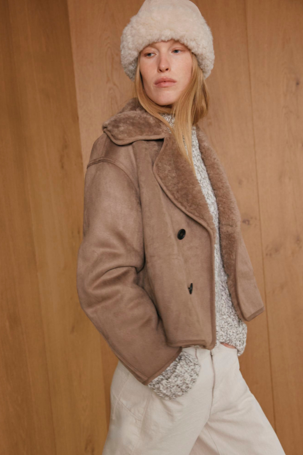 Lichte mocca jacket Hafira van Opus, getoond op een model, met ritssluiting en stijlvolle details.