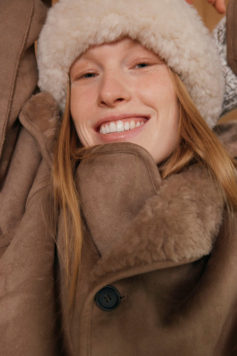 Lichte mocca jas voor dames van Opus, model Hafira, met een casual en comfortabele uitstraling.