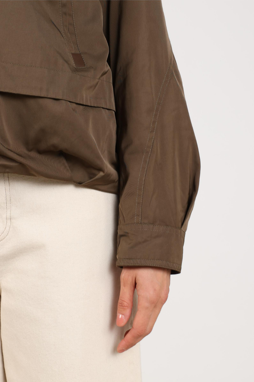Donkere Nukus jacket Paula Moss NKF12013 met capuchon en ritssluiting, gedragen door een model.
