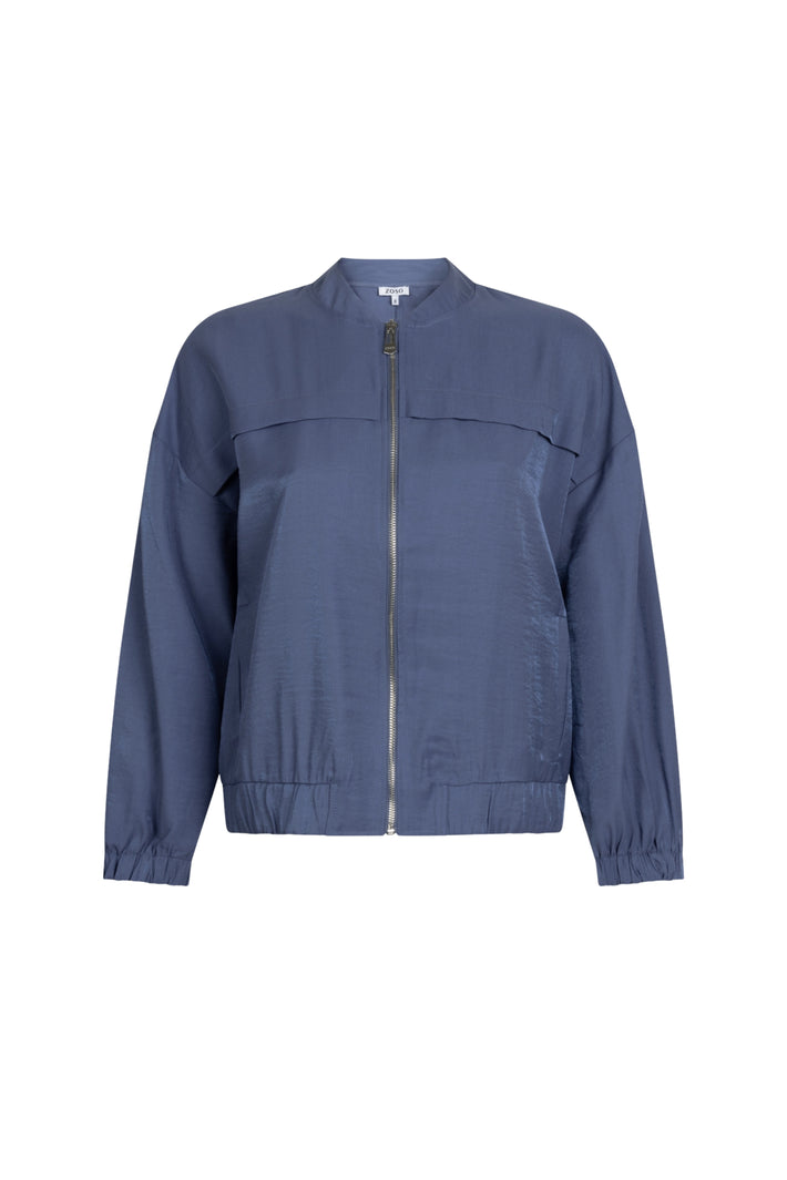 Blouse Elise Blue van Zoso, lichtblauwe damesblouse met elegante pasvorm en knoopsluiting, gedragen door een model.