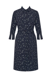 Zwarte travel jurk met stippen en folieprint van Mi Piace, comfortabele navy blauwe jurk voor reizen en casual gelegenheden.