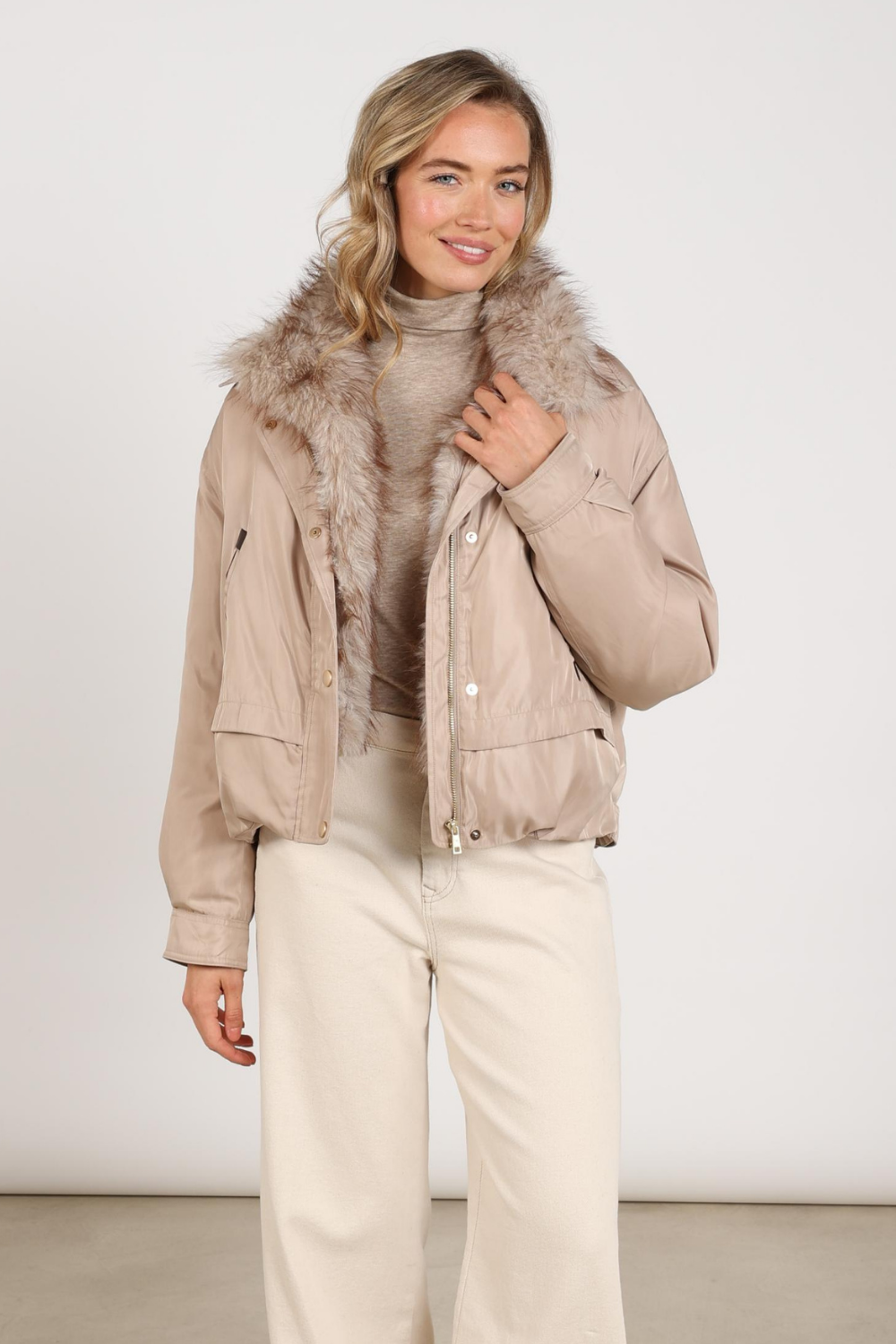 Nukus jacket Paula Sand NKF12013 in beige met ritssluiting en capuchon, dameskleding voor frisse dagen.