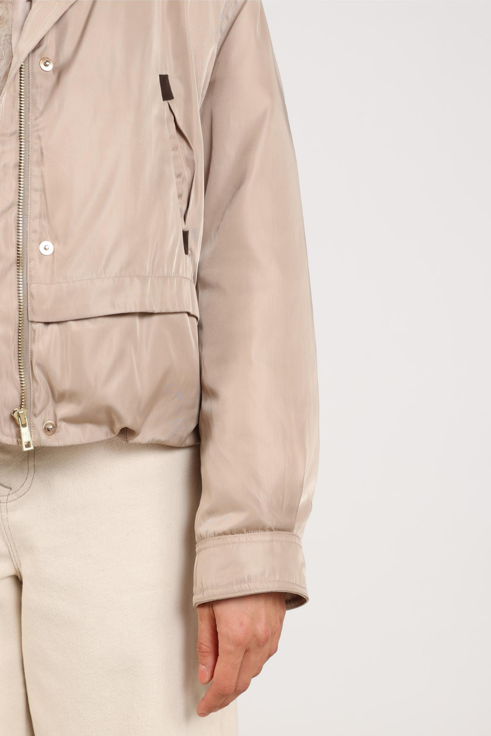 Donkere Nukus jacket Paula Sand NKF12013 met capuchon en ritssluiting, gedragen door een model op een witte achtergrond.