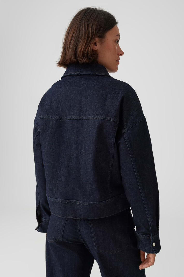 Opus Hollins Rinsed Blue jas voor dames, getoond in een close-up met rits en zachte stoftextuur