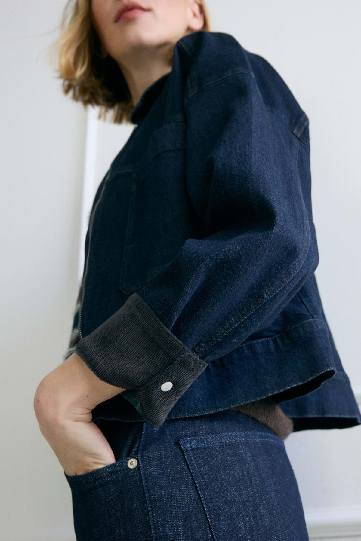 Opus Hollins Rinsed Blue jas met capuchon en ritssluiting, casual outdoor jas voor dames, zichtbaar in de afbeelding.