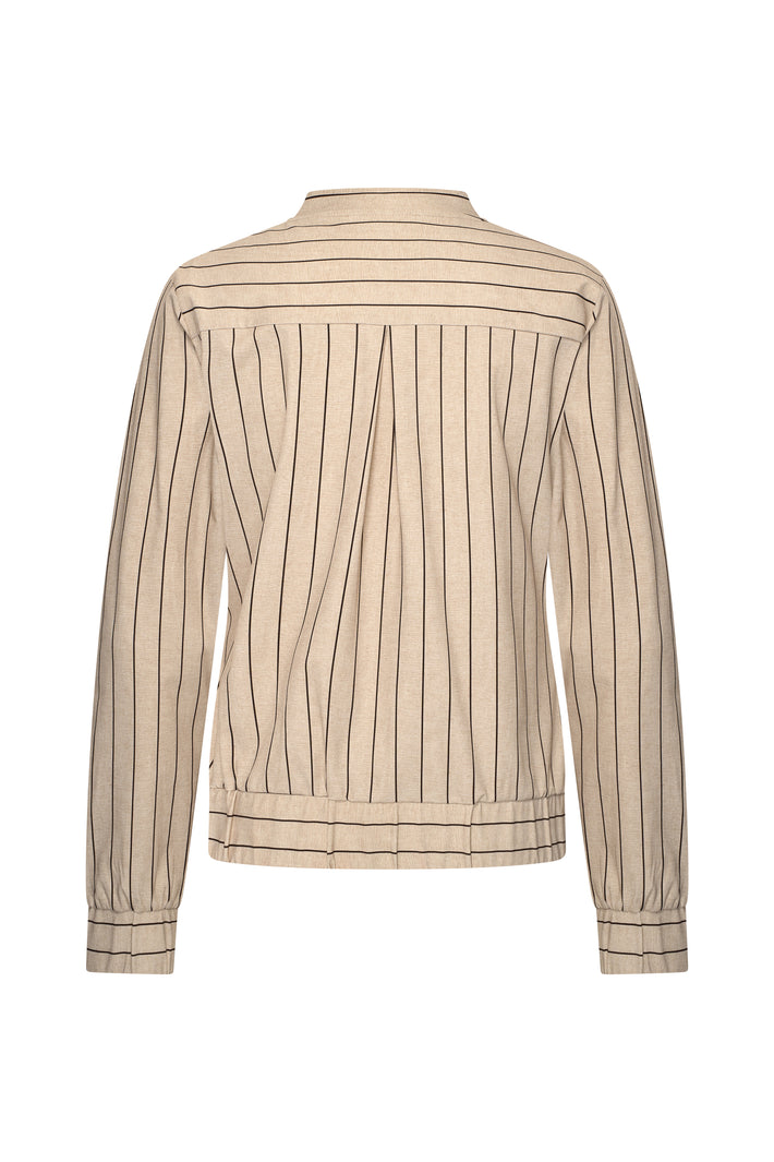 Mi Piace reiskleding jas met klassieke streepprint in latte, getoond van achteren op afbeelding MP20246313.