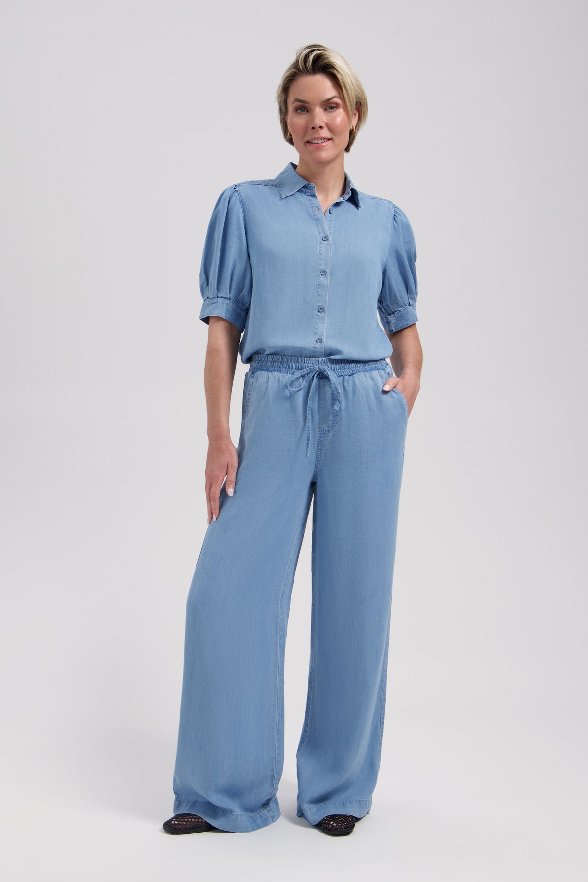 Lichte Lady Day Matilde Chambray broek met tailleband en rechte snit, zichtbaar in de afbeelding.