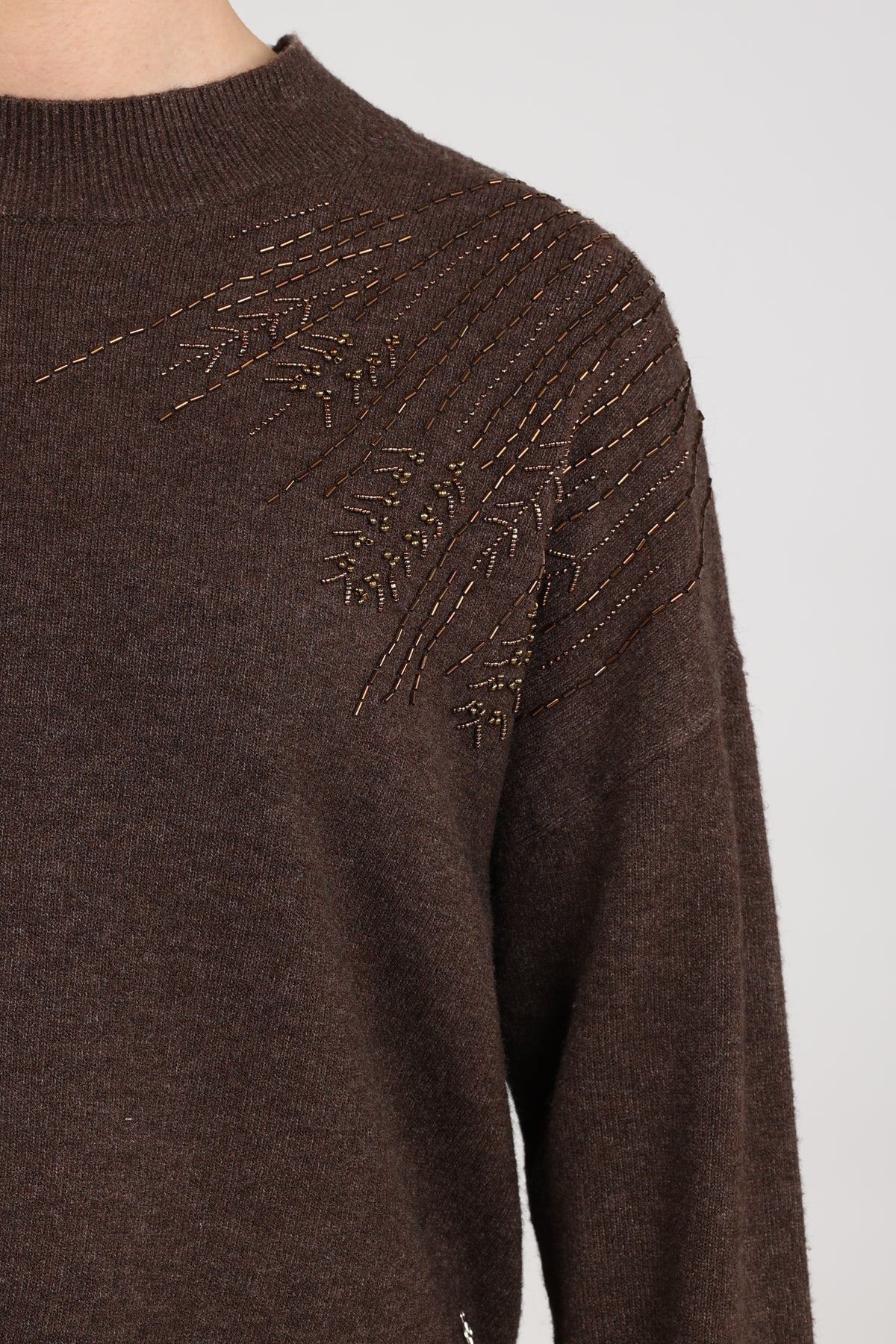 Donkerbruine Meike trui van Nukus, comfortabele katoenen pullover met ronde hals en zachte textuur.