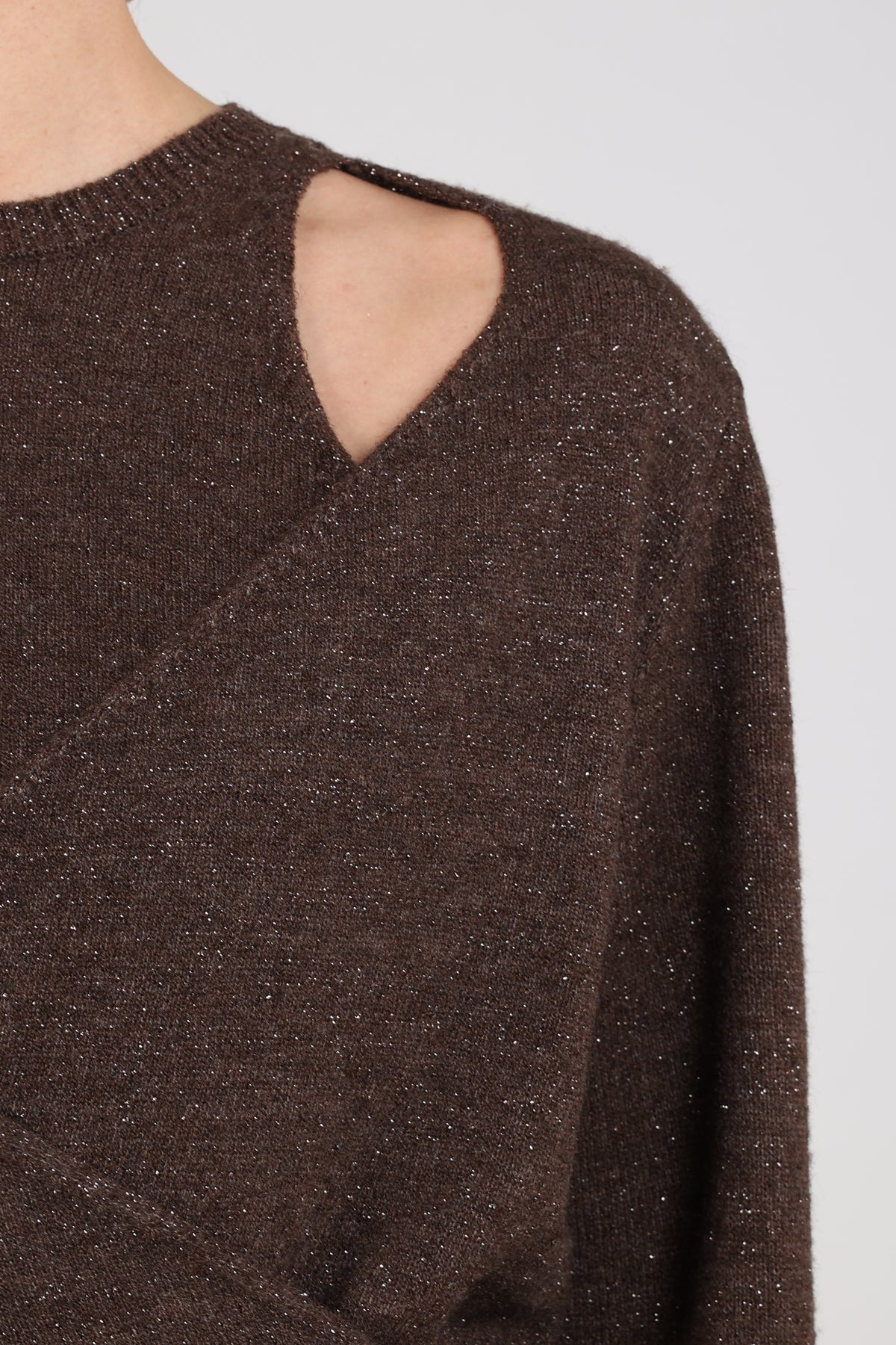 Luxe chocoladebruine Merel Lurex trui van Nukus, zachte stof met glinsterend lurexdetail, gedragen door een model.