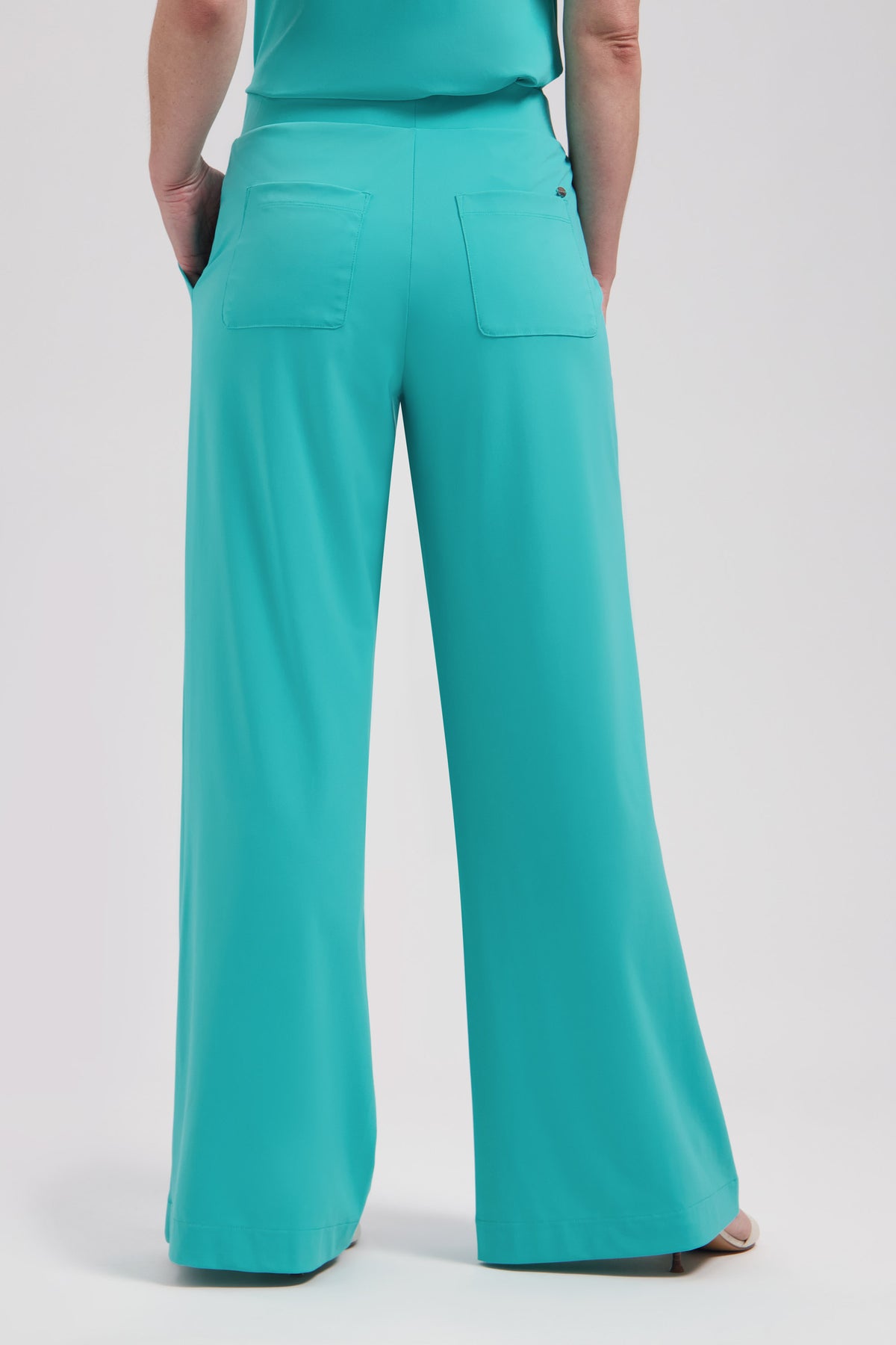 Lady Day reisbroek met Ellen-bodem in blauwe stof, details zichtbaar, stijlvolle en comfortabele pasvorm voor reizen