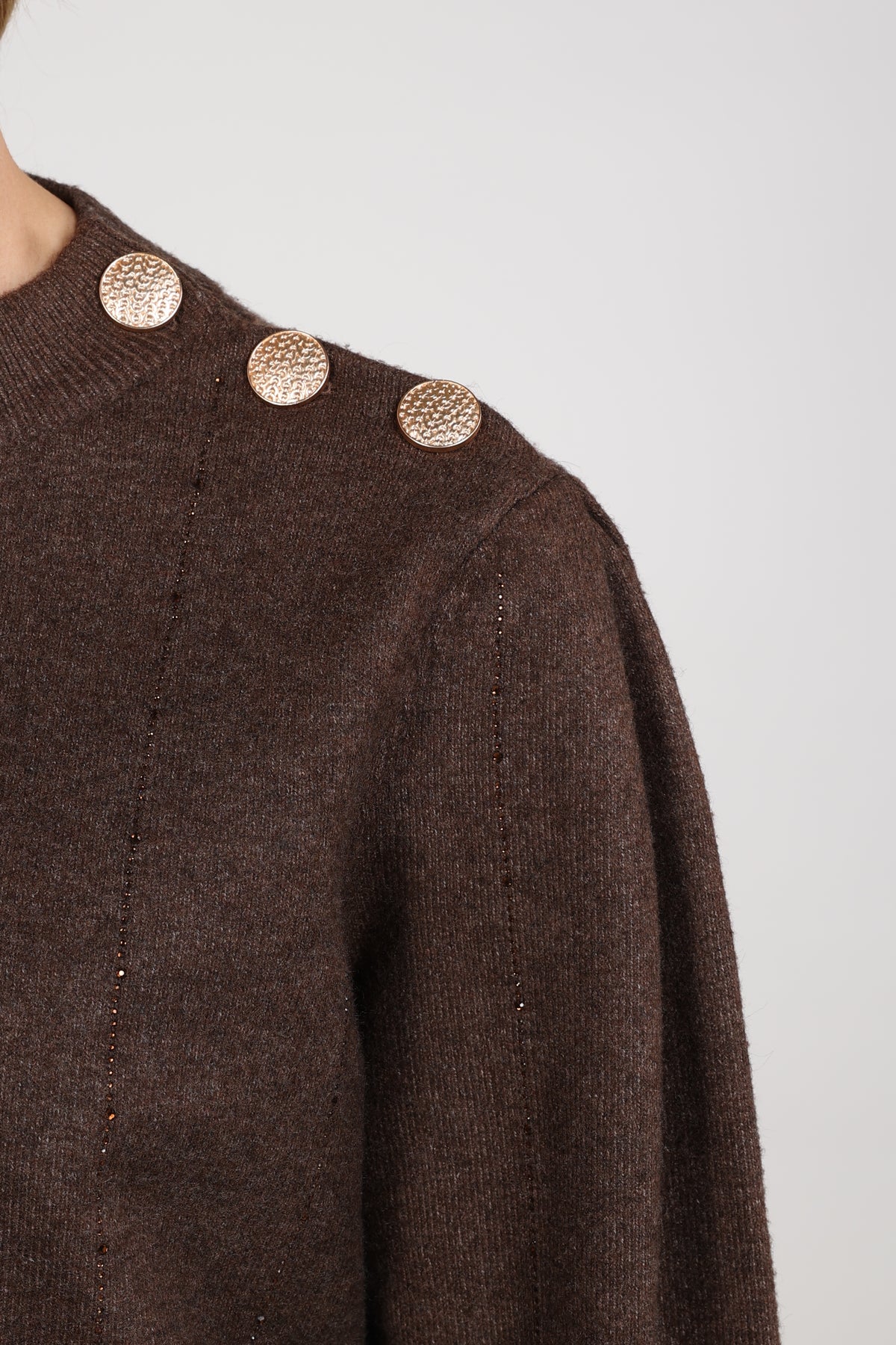 Donkere chocolade Molly trui van Nukus met strass details, fijn gebreid en comfortabel voor dagelijks gebruik.
