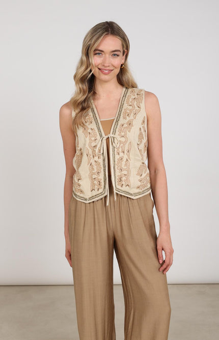 Nukus Gilet Momo Embroidery Sand NKS08027 Stretchshop.nl
