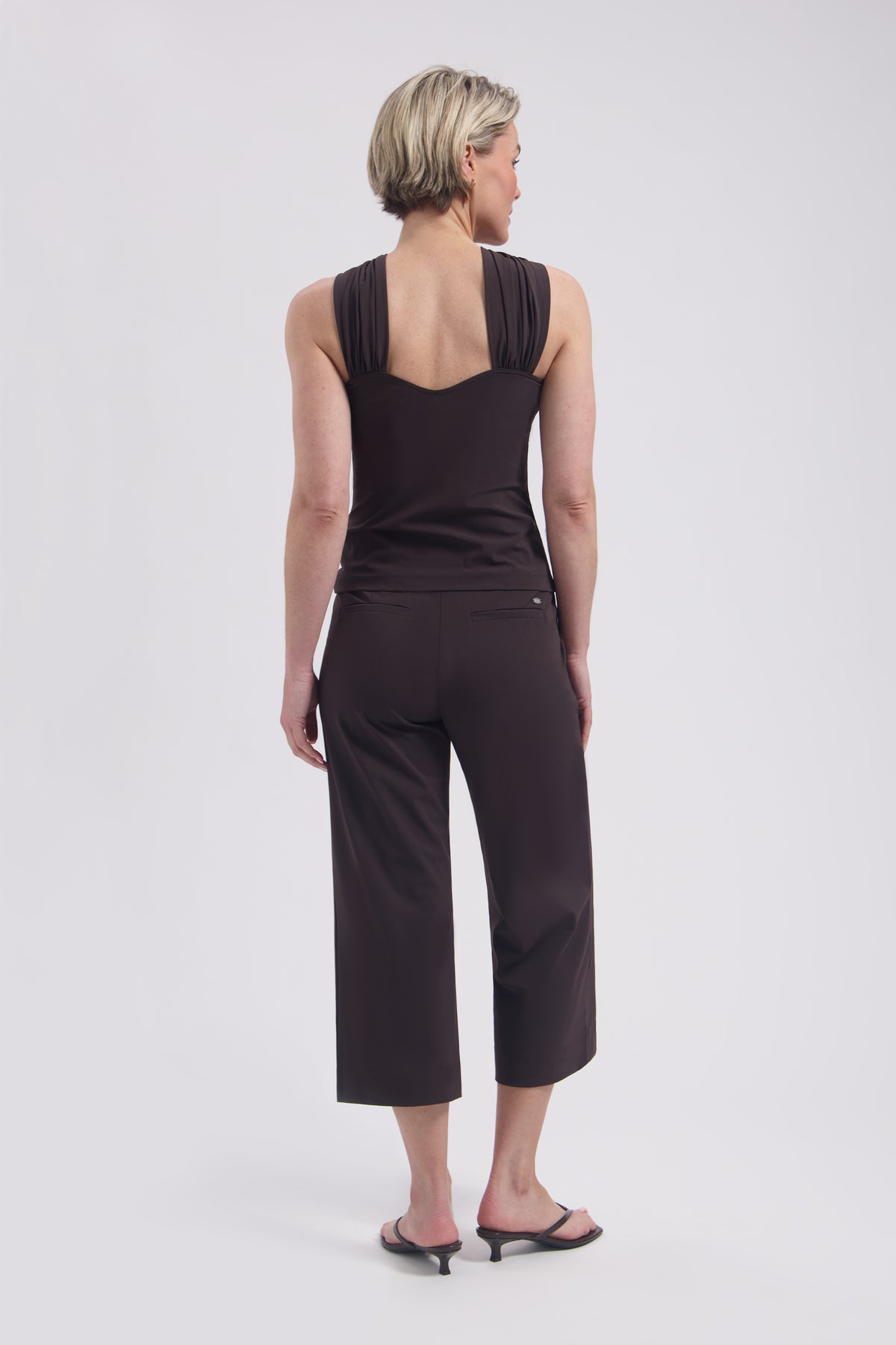 Lady Day Travel Top Natalie in donkerbruin, volledige weergave, modieuze damestop met comfortabele pasvorm.
